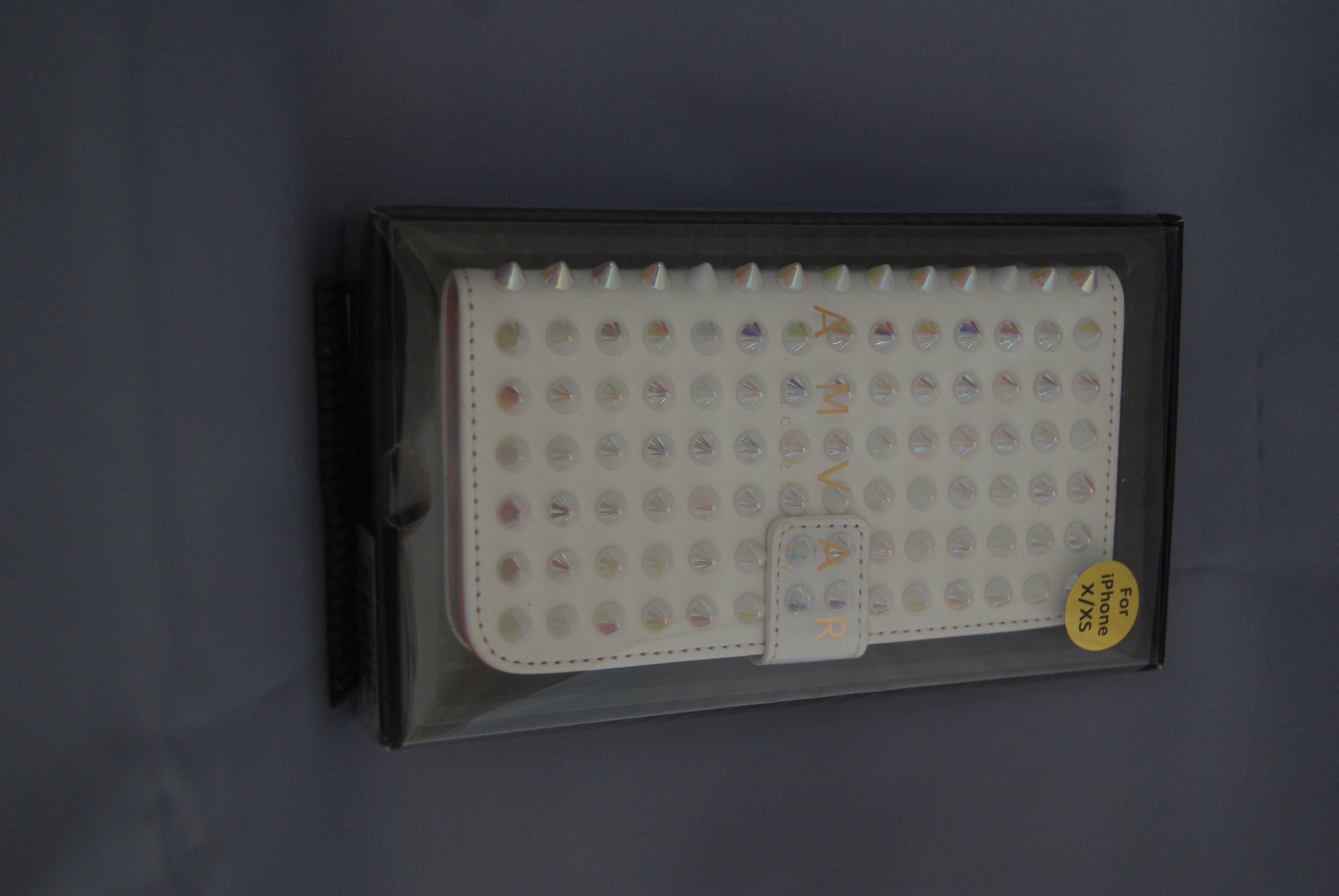 a 【iPhoneX/XS】鋲ｽﾀｯｽﾞ手帳ｹｰｽ ﾎﾜｲﾄ